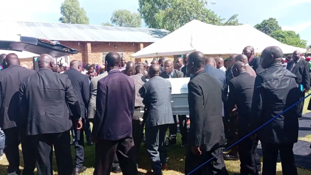 Azibusa kunyamula bokosi la abusa amtenje