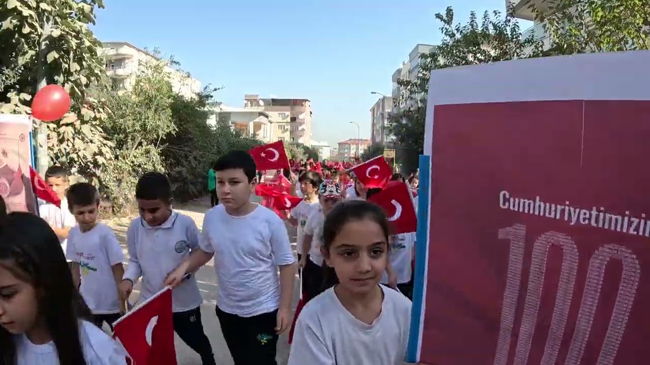 Dede Korkut İlkokulu 29 Ekim Cumhuriyet Bayramı Kortej Yürüyüşü