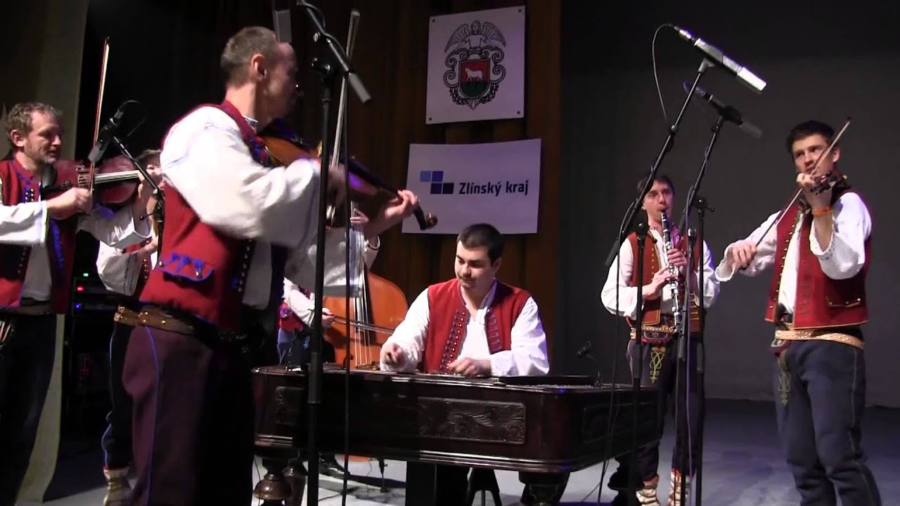 VSETÍN-reprezentační VŠEVALAŠSKÝ BÁL-před zahájením s CM Vsacan ze Vsetína