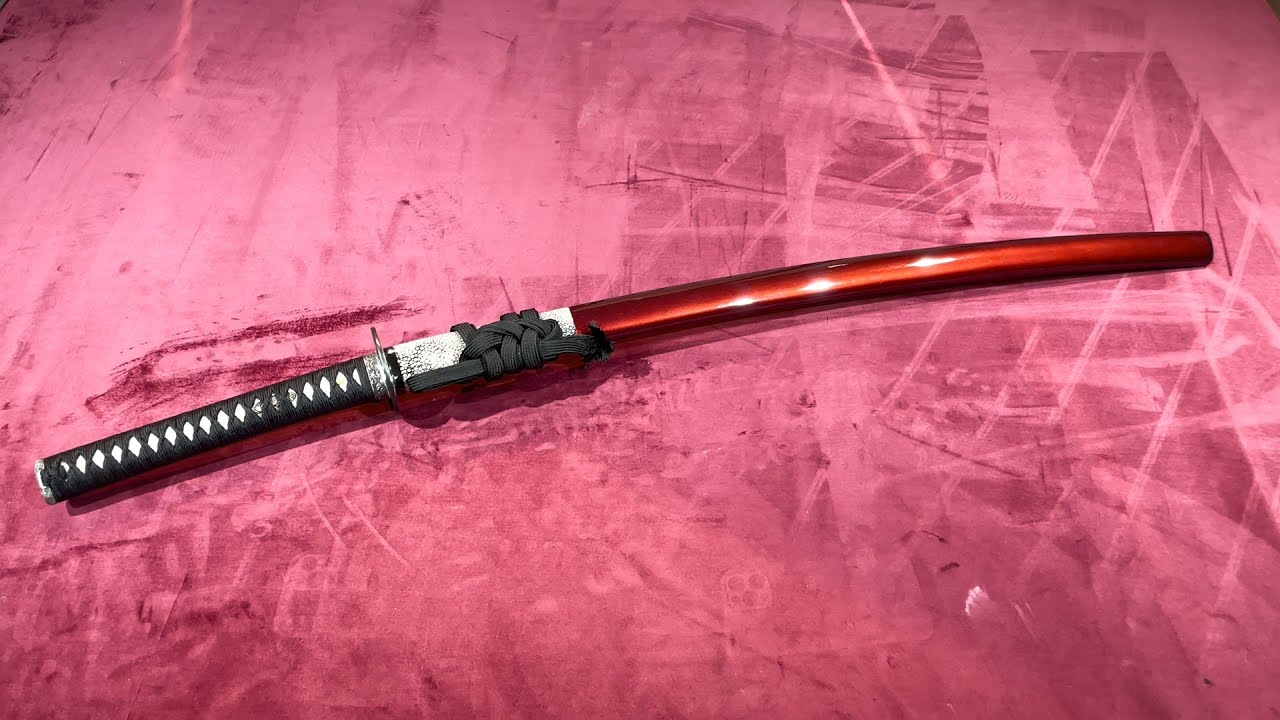 This is a custom-made Japanese sword (katana) for a customer, and I think it's very beautiful.