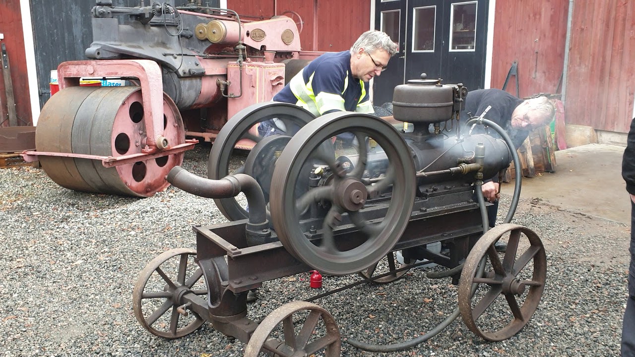 Starting a Krimo 7-9 hk hot bulb engine
