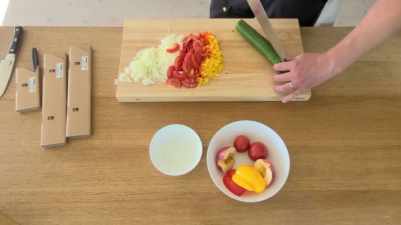 Hacka grönsaker, lök, tomat, paprika, gurka, äpple och gör en liten tomatros