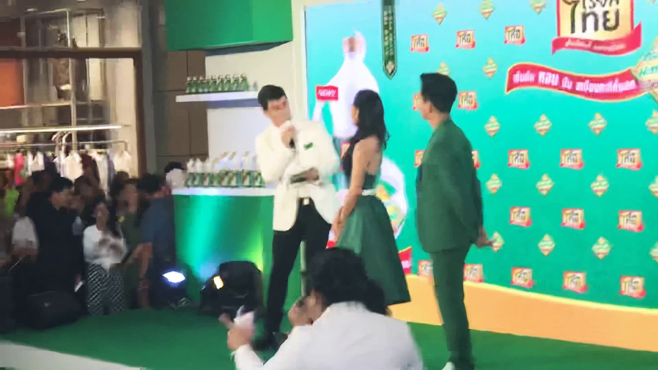 เบลล่า - โป๊ป ช่วงถ่ายรูป+มอบหมอนกับผู้โชคดี 08/07/2018