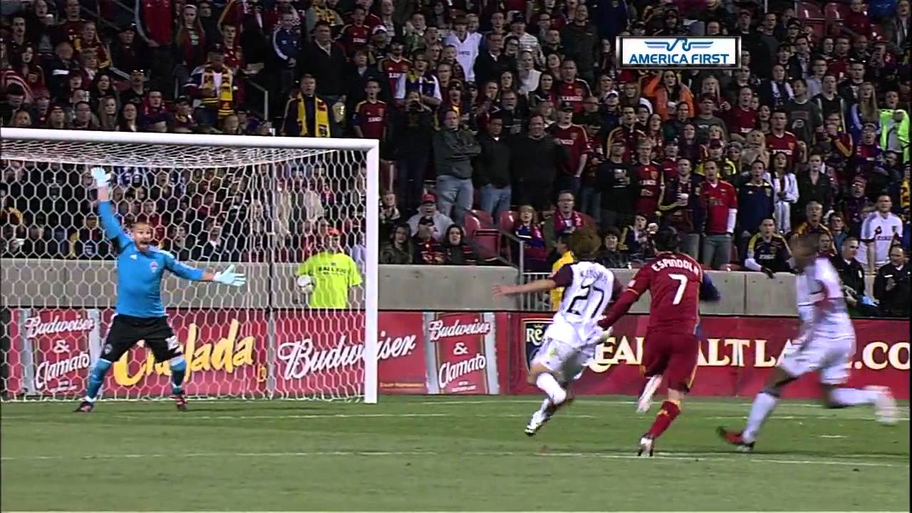 Espindola scores in controversial fashion