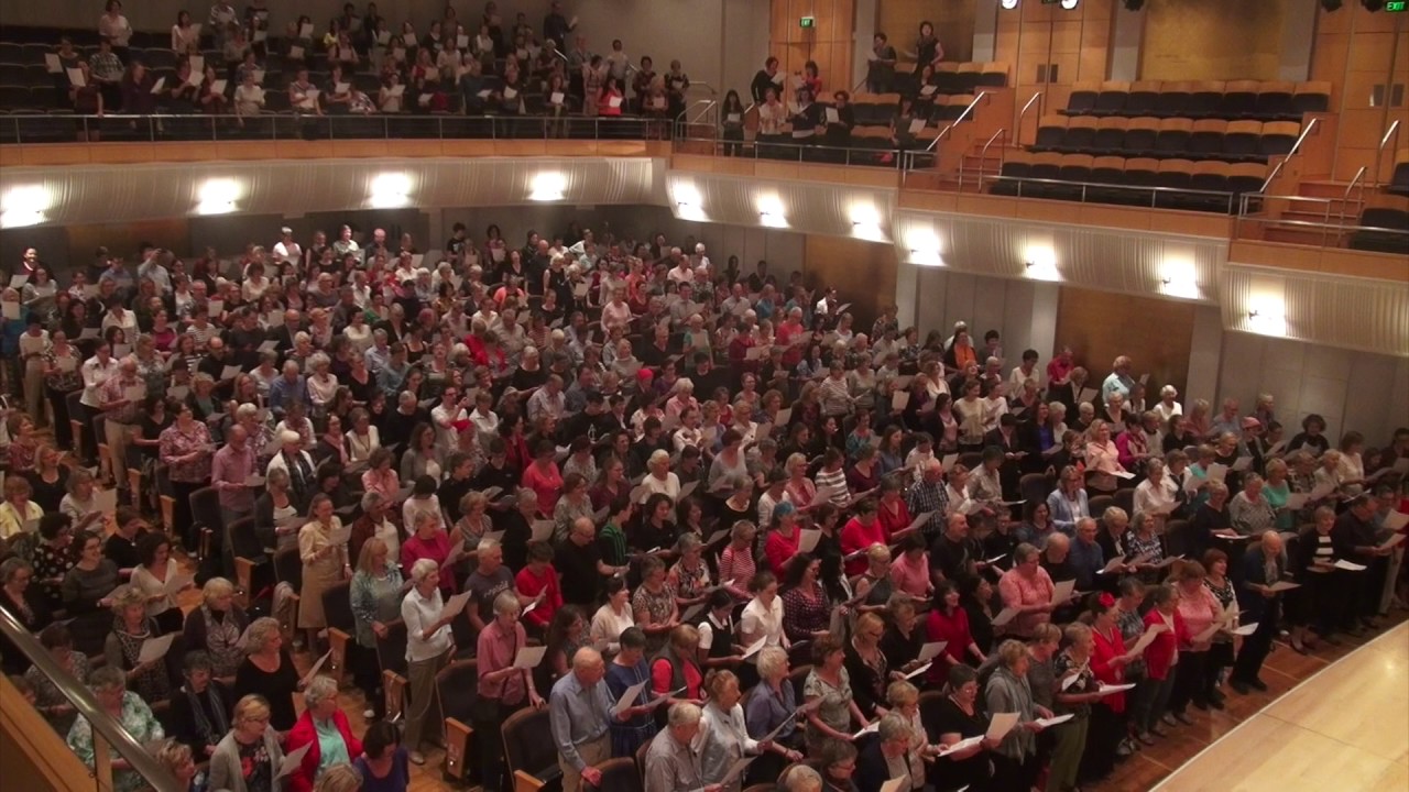 Sydney Flash Mob Choir sings I Am Woman