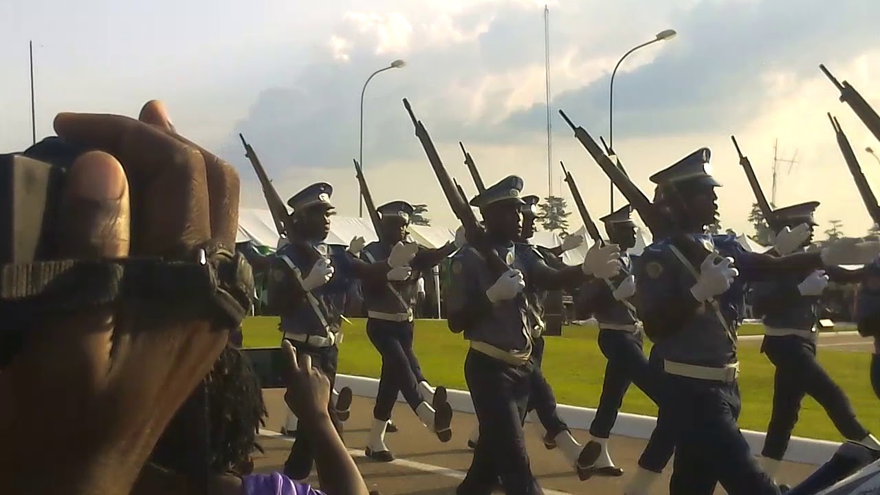Défilé des gendarmes de la promotion sortante et des élèves sous officiers de la première année.