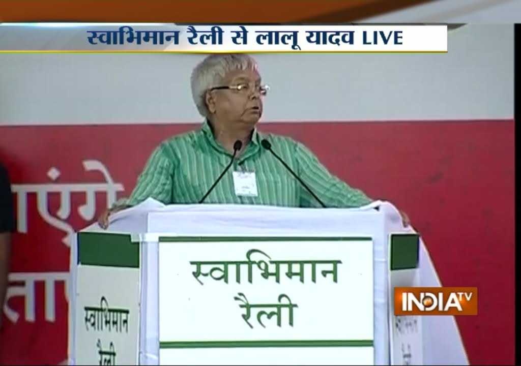 Lalu Yadav Addresses Swabhiman Rally in His Comedy Style at Gandhi Maidan - India TV