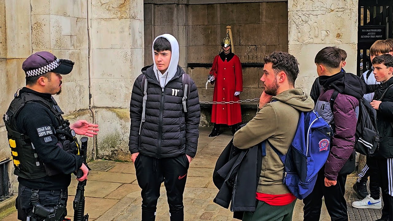 ШЕСТЬ РАЗ испанские группировки решили небрежно проявить неуважение к караулу Конной гвардии!