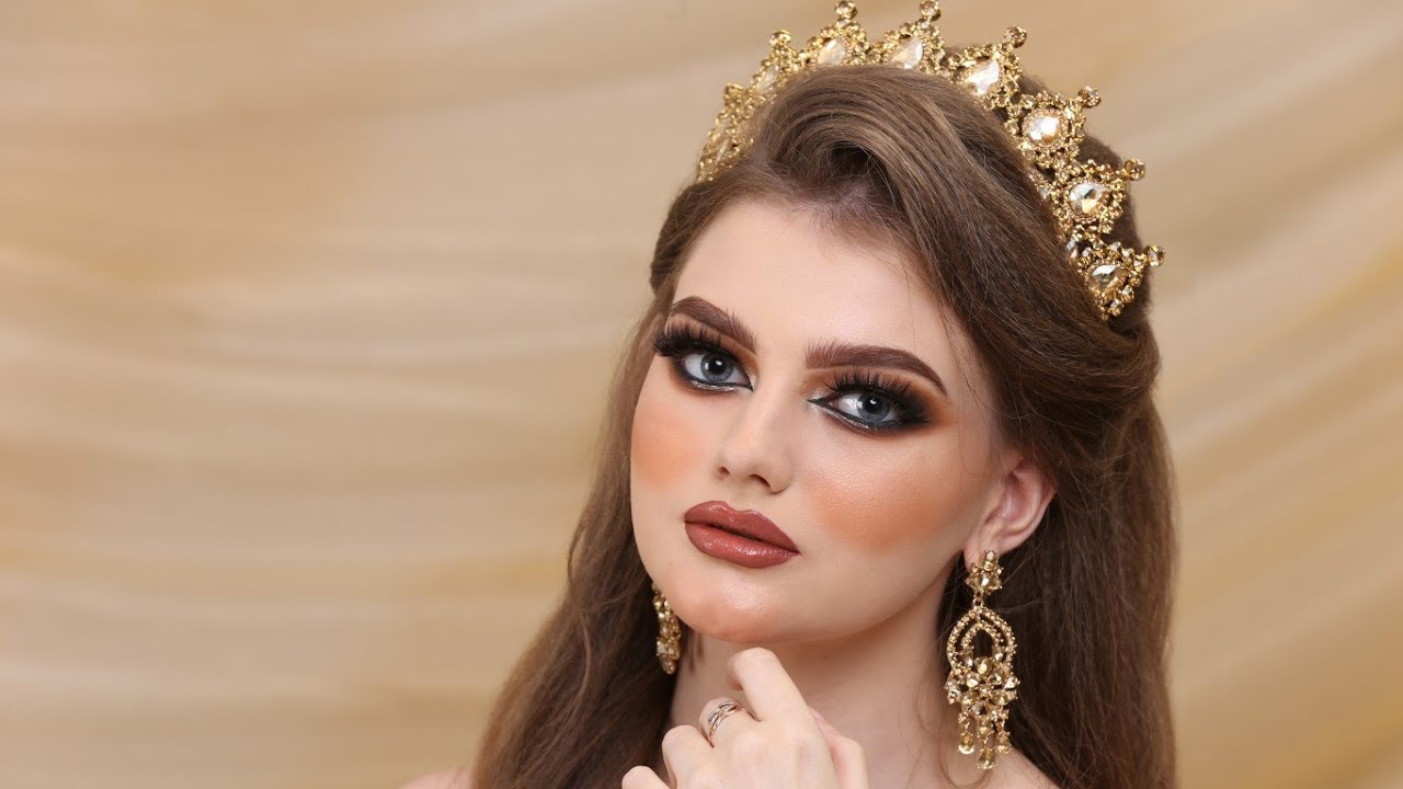 مكياج برونزي مع اكسسوار ذهبي