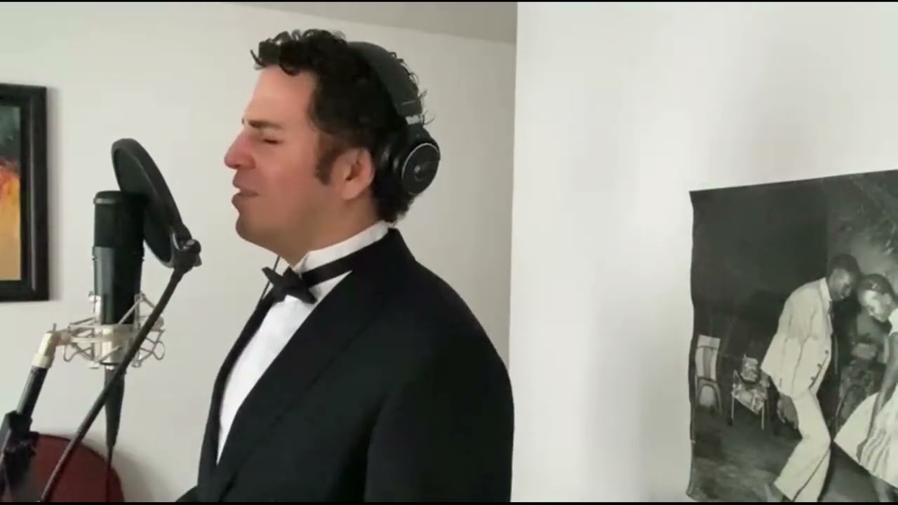 Elio sings - L-O-V-E