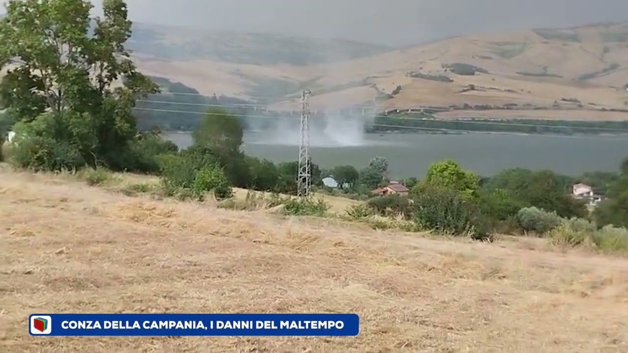 A Conza della Campania la tromba d'aria originata nel lago travolge alberi, pali e rotoballe