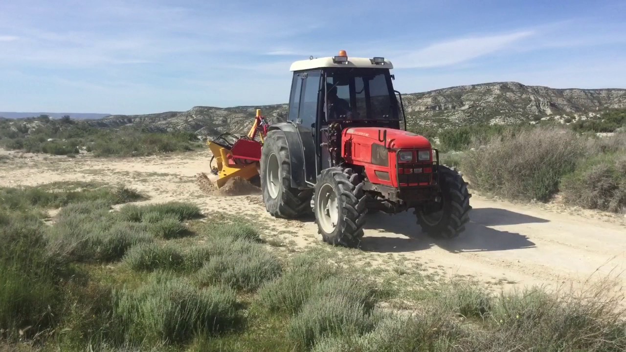 Mantenimiento de caminos rurales con niveladora Chaptools y tractor frutero