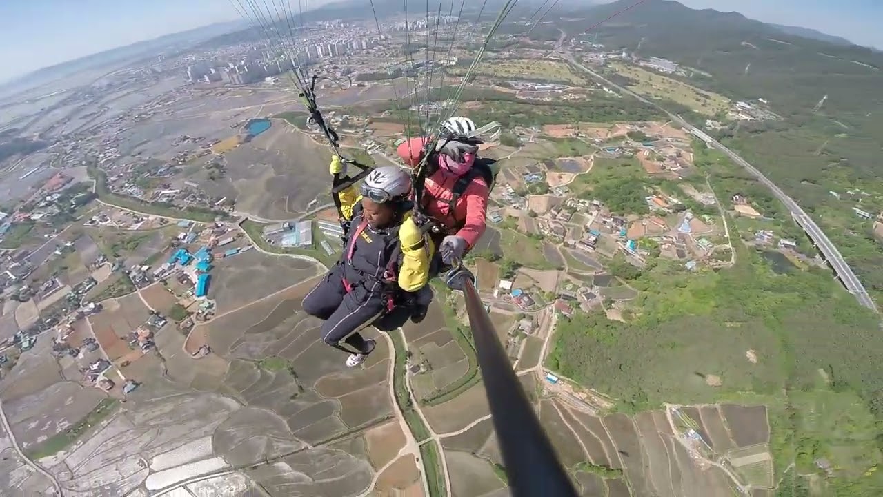 Paragliding in Daecheon Beach, South Korea! #paragliding #daecheon #beachesofKorea #Korea #adventure