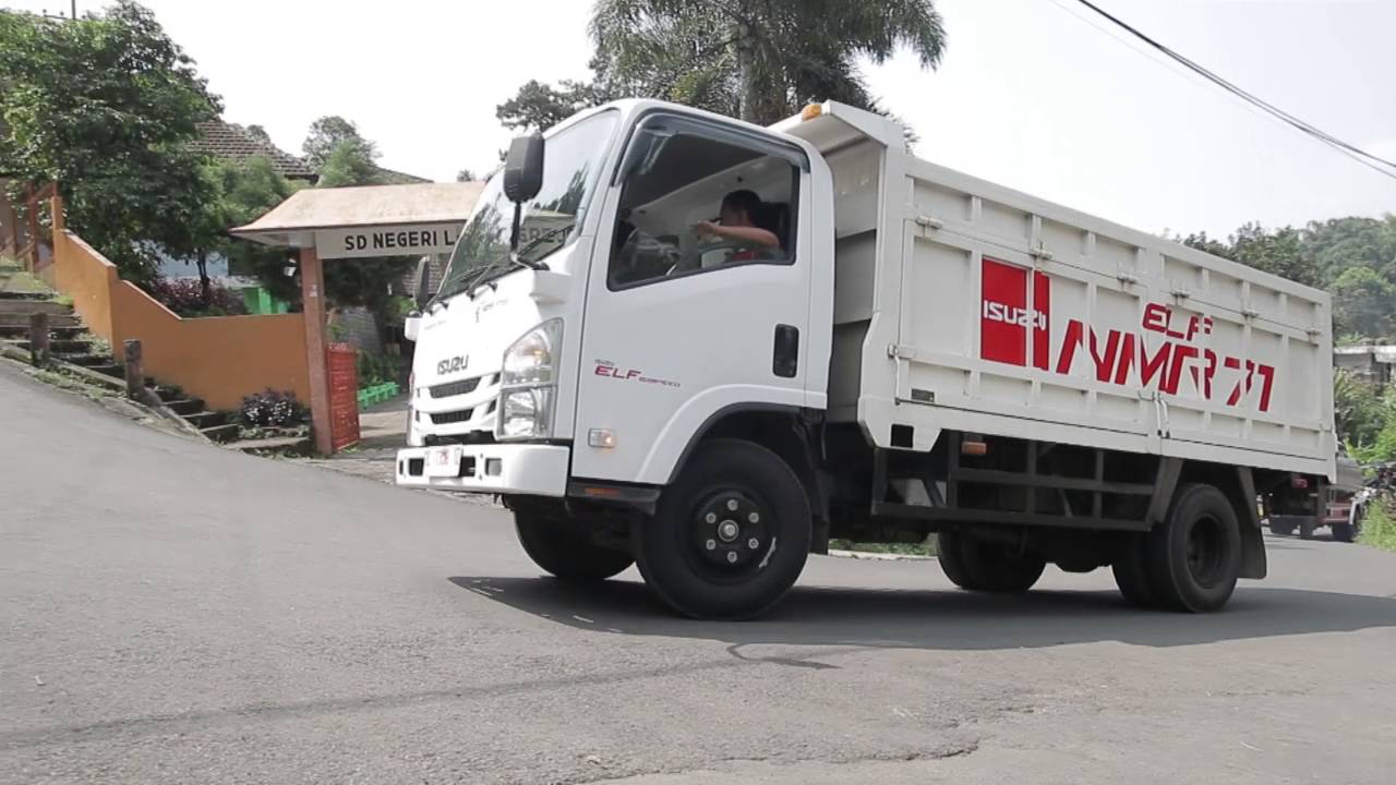 Isuzu Indonesia -ELF NMR 71 beraksi di tanjakan Trawas, Surabaya