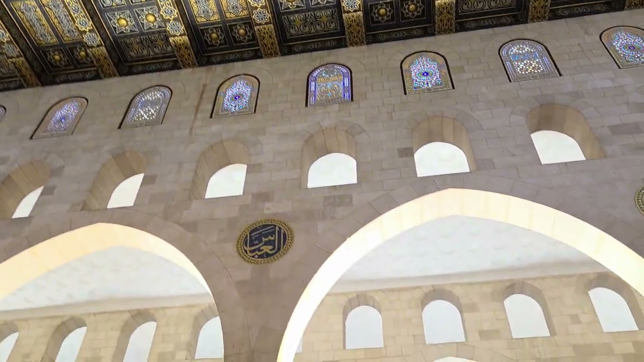ينتظرون آذان الظهر في المصلى القبلي