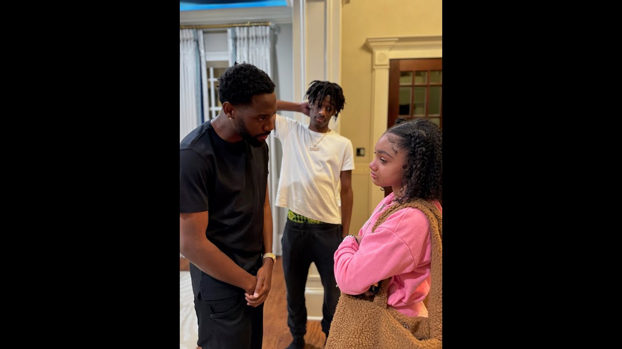 Когда Джада ночью появляется в доме Уэйна