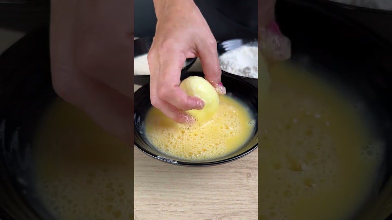 Ovos cozidos empanados. Voc&ecirc; s&oacute; vai querer comer dessa forma.