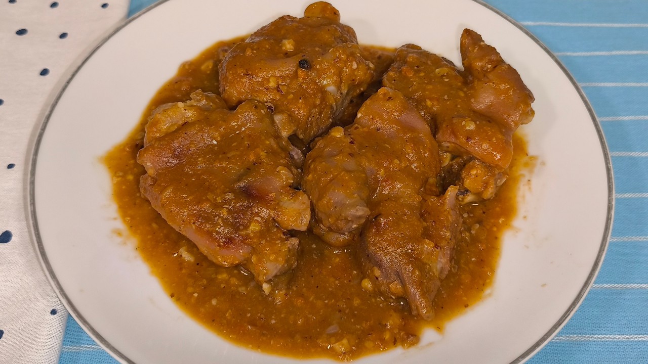 MANITAS DE CERDO EN SALSA CON FRUTOS SECOS Y CHOCOLATE