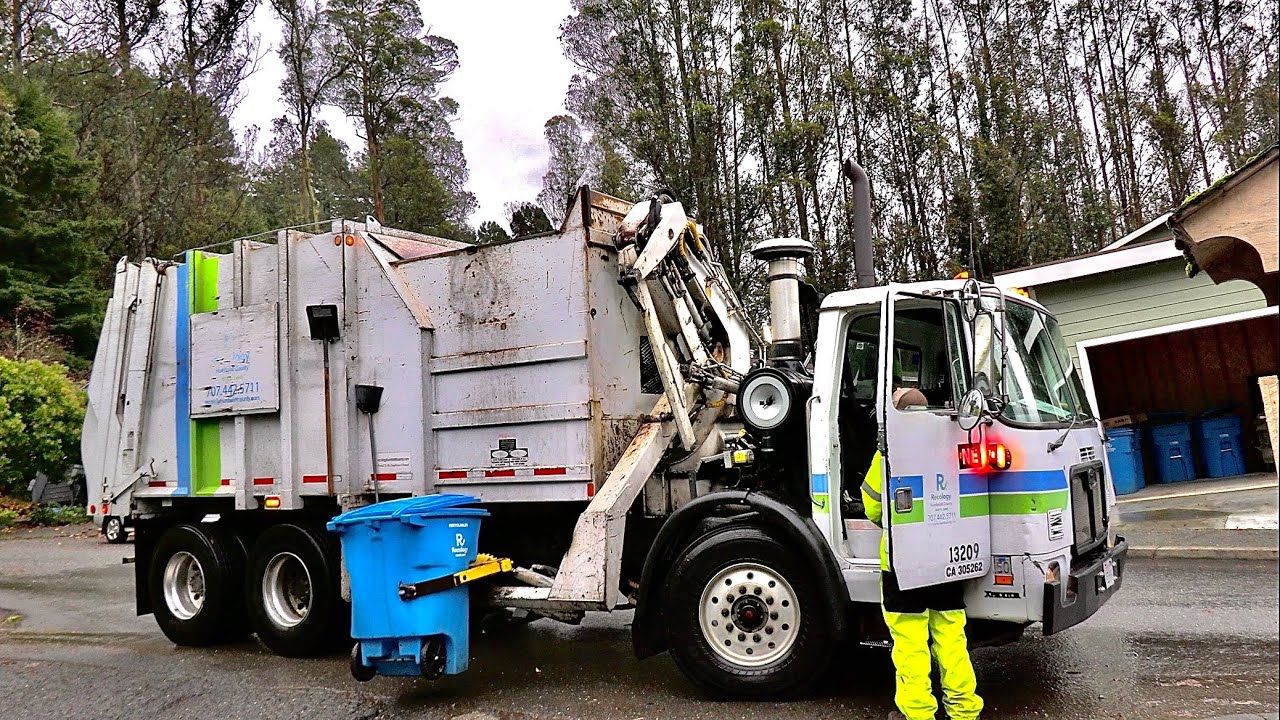 Autocar WXLL - Heil Formula 7000 Garbage Truck