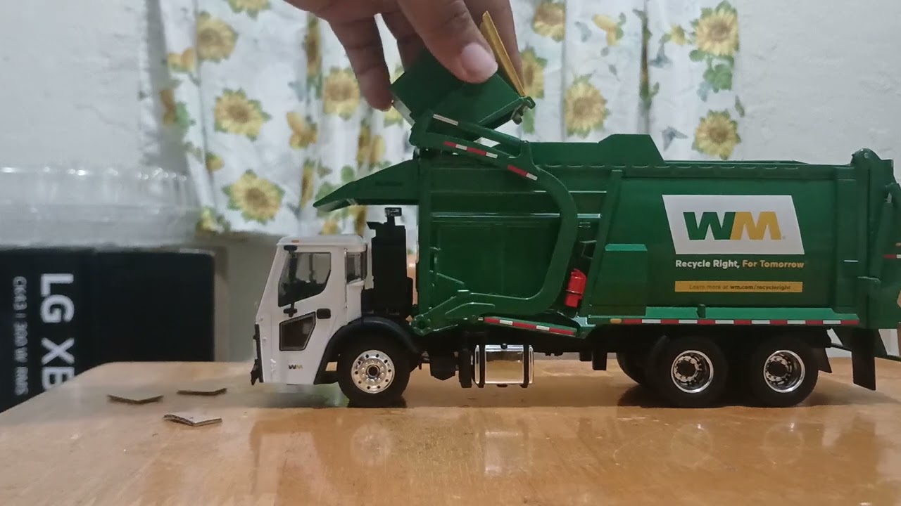 FIRST GEAR Mack LR McNeilus Meridian FL in Action RECYCLING