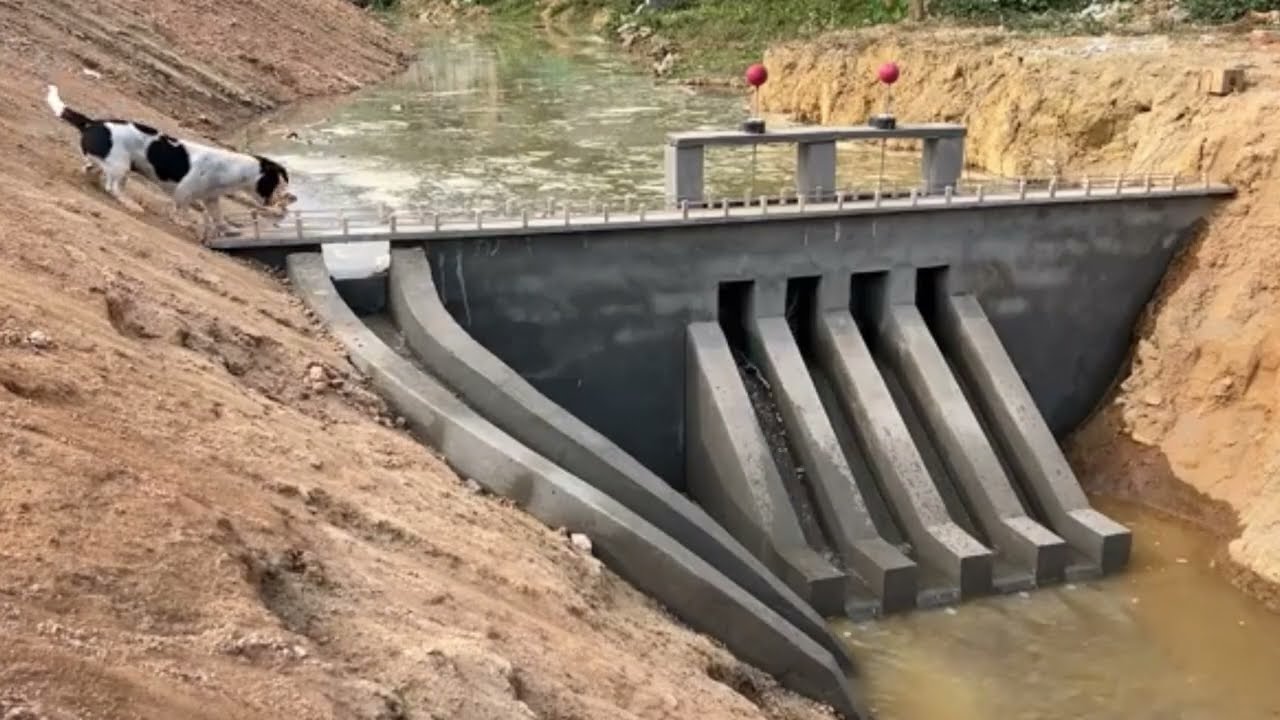 Como Uma Pequena Barragem com 4 Comportas Aguenta a Força de um Rio Inteiro