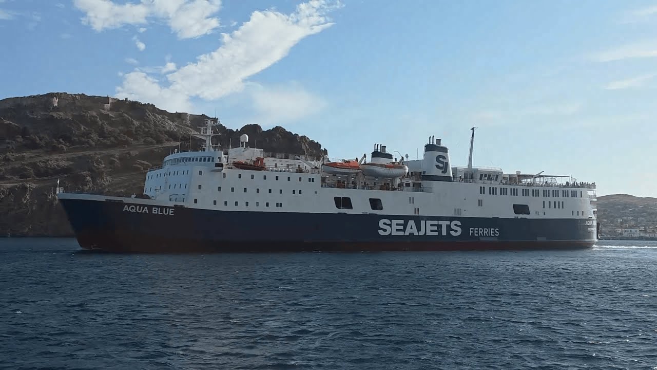 AQUA BLUE: Άφιξη & Αναχώριση απο το λιμάνι της Μύρινας.