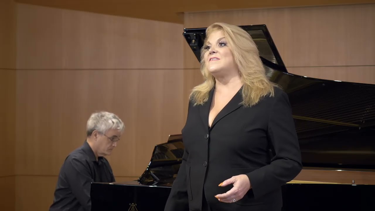 Contralto Alison Bolshoi singing Gaia's 