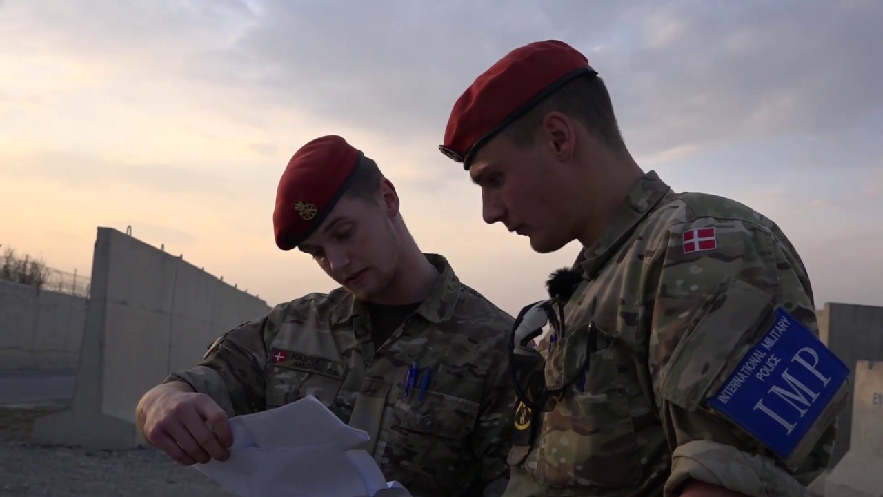 Militærpoliti og narkohund i aktion i Kabul