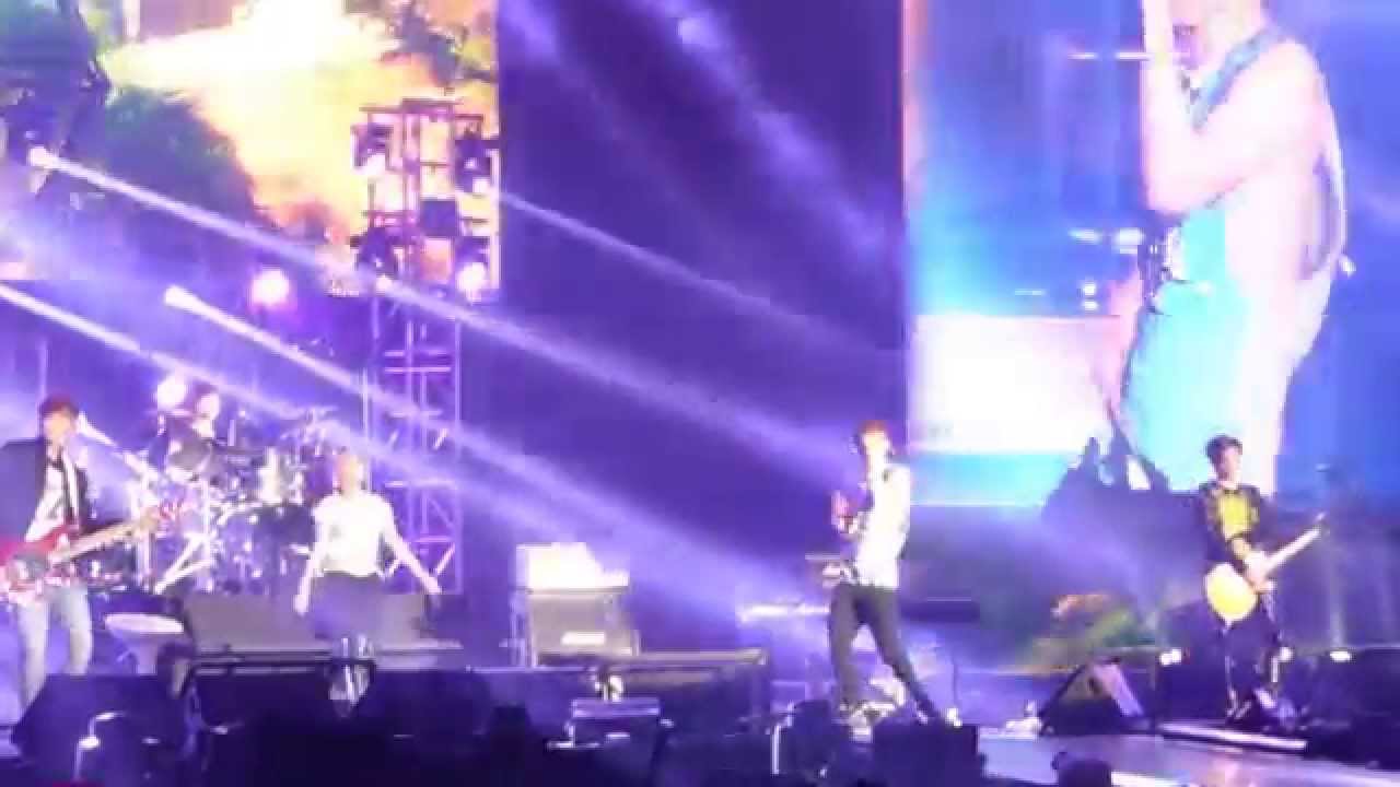 FNC Kingdom in HK - N. Flying + Choa singing Empire State of Mind