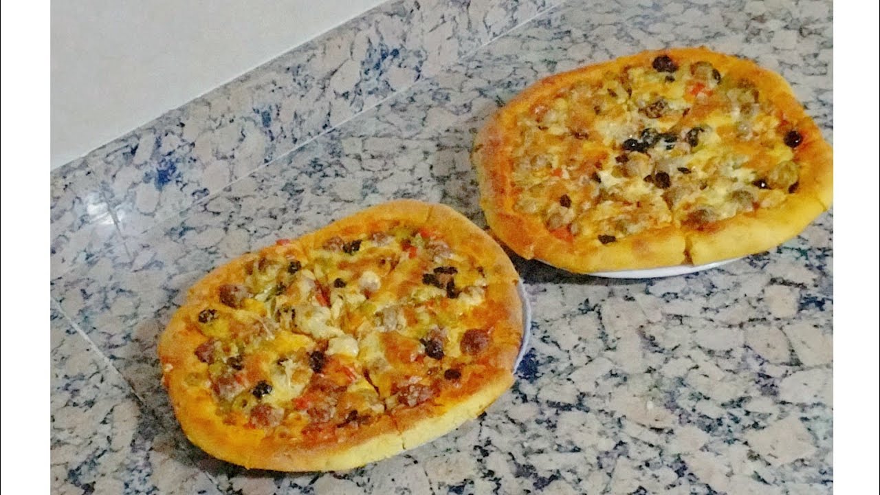 #2بيتزات #واحدة #بالطون_ والثانية _بالكفته طريين وهشاشات ماتشبعش منهم 🍕