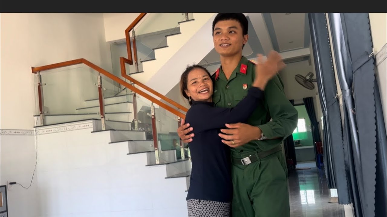 Em huyền Hrê bất ngờ về thăm nhà sau hơn một năm đi bộ đội
