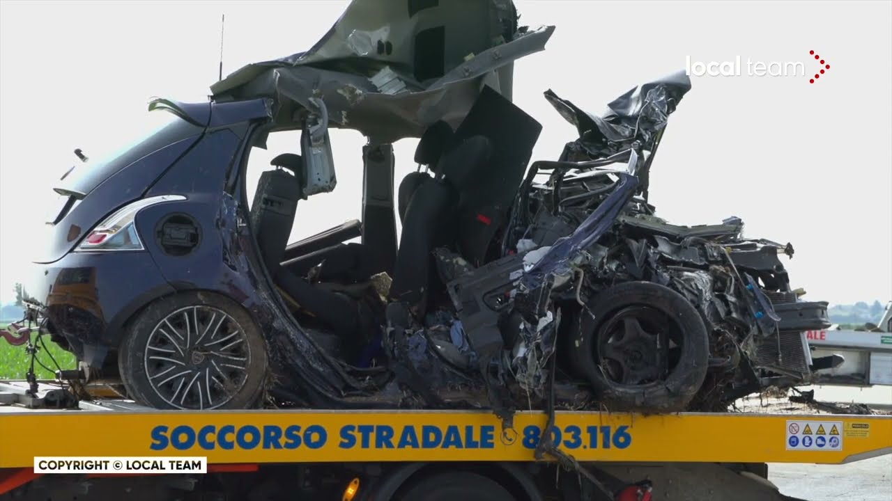 Incidente a Busonengo (Vercelli) tre morti: i veicoli accartocciati