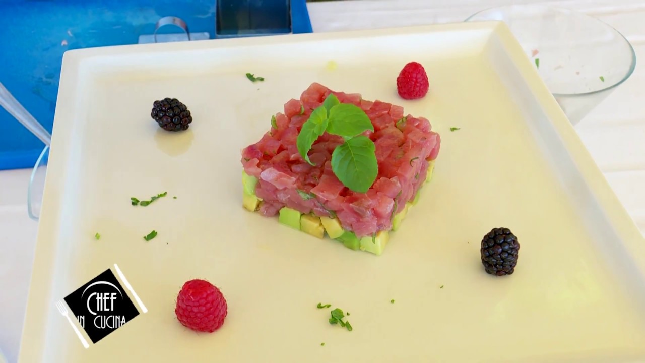 Chef in Cucina - Tartare di tonno con avocado