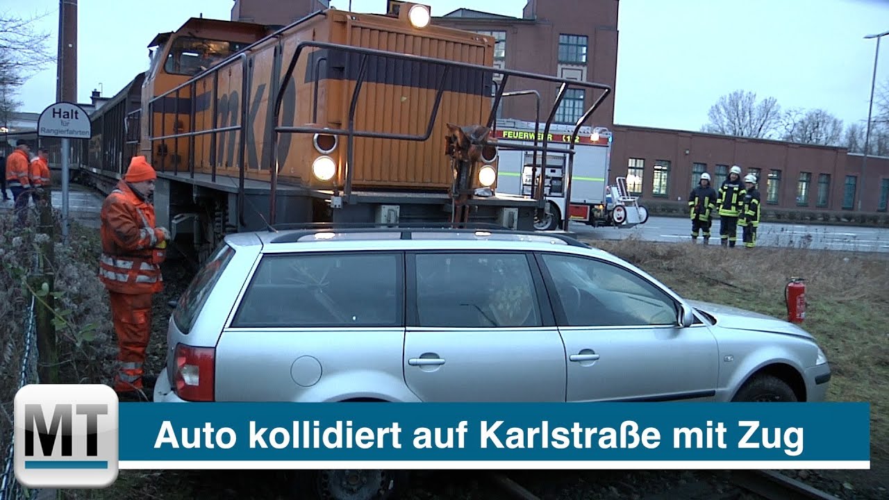 Auto kollidiert mit Zug