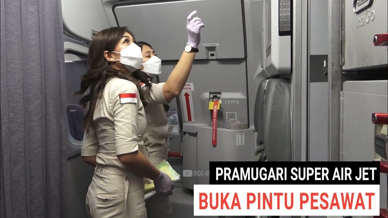 Pramugari Cantik Super Air Jet saat membuka Pintu Pesawat Airbus A320-200 Setelah Landing di Tujuan