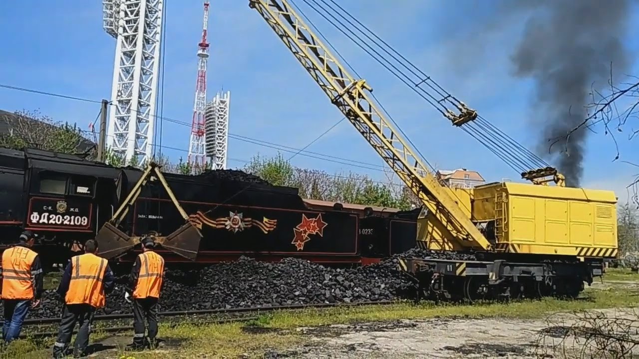КАК ЗАГРУЖАЮТ УГОЛЬ В ПАРОВОЗЫ