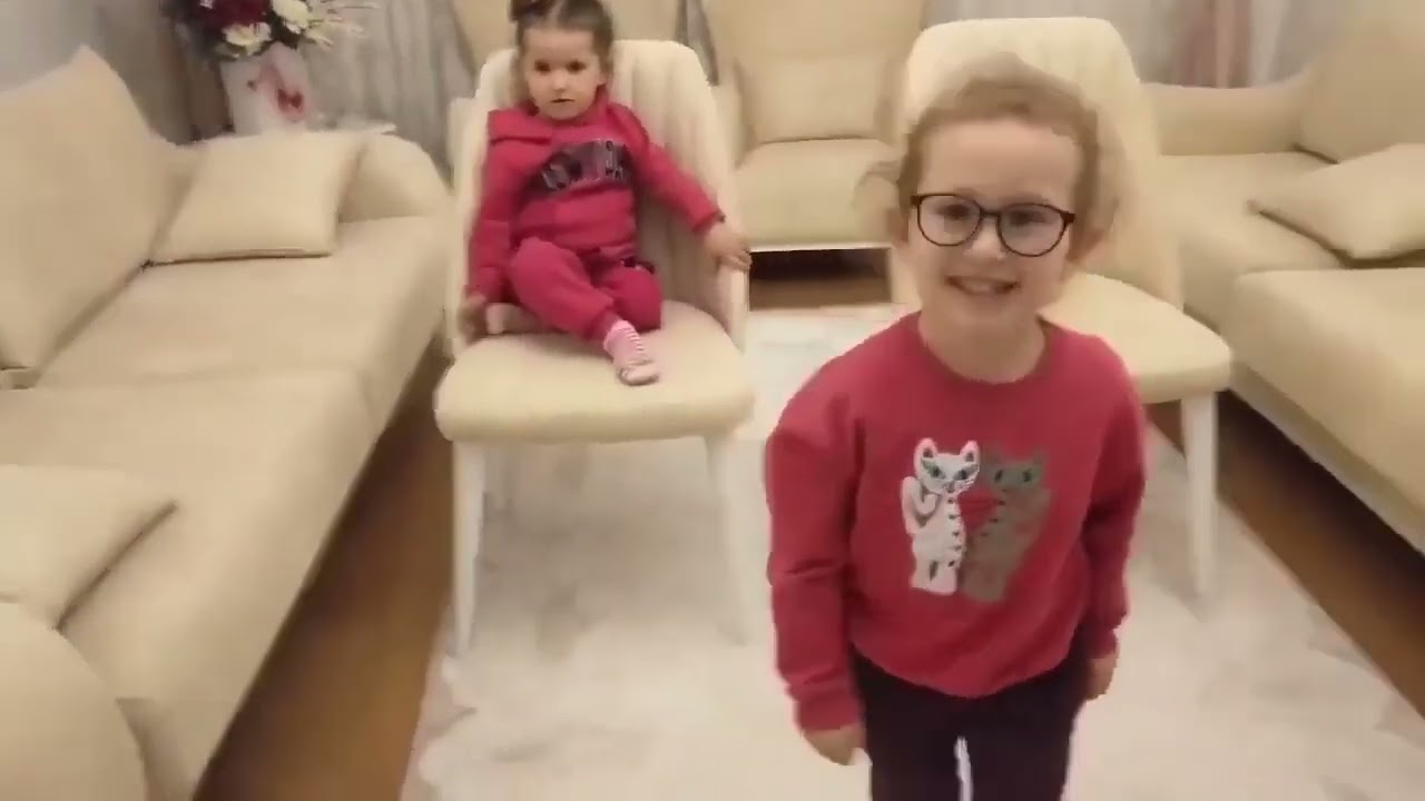 BAHAR VE BANU ALYA SANDALYE KAPMACA OYNADI !!  ماما جابت بيبي - جنى مقداد | طيور الجن
