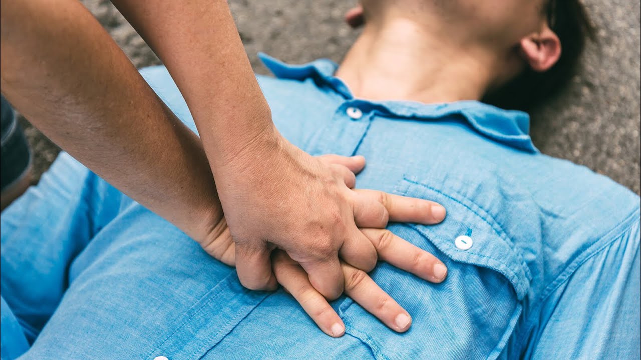 ഒരാളുടെ ജീവൻ എങ്ങനെ രക്ഷിക്കാം🤔| How to Give CPR