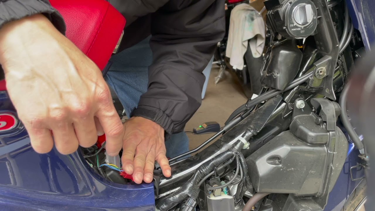 SuperCub C125 USB power socket install