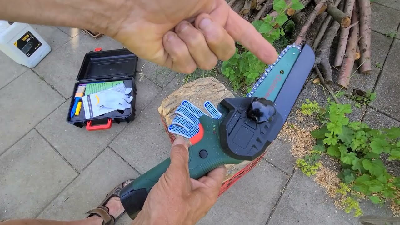 Goldsea Mini Einhand Kettens&auml;ge f&uuml;r Gartenarbeiten, &Auml;ste schneiden, Holz s&auml;gen 2 Akku 4 Zoll