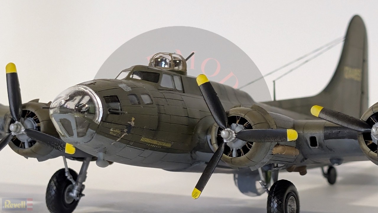 Модель бомбардировщика Boeing B-17F Flying Fortress от Revell в масштабе 1/72 | Полная сборка