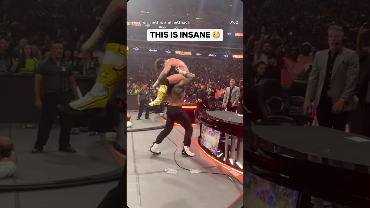 ROMAN REIGNS POWERBOMBS CM PUNK #wwe #wweonnetflix #wrestlemania #cmpunk #romanreigns #sethrollins