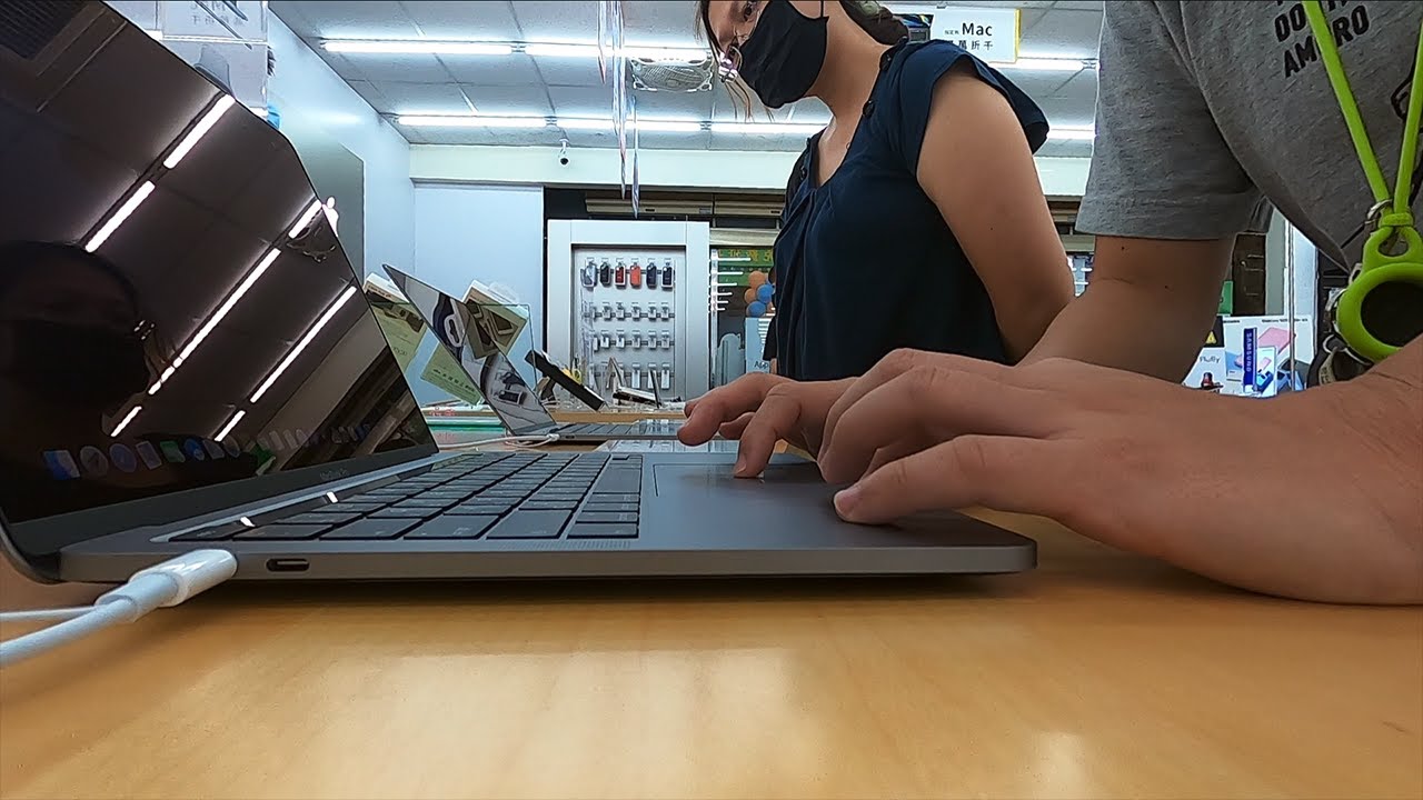 跟老婆逛燦坤..想買新出的13吋macbook pro問到最後?
