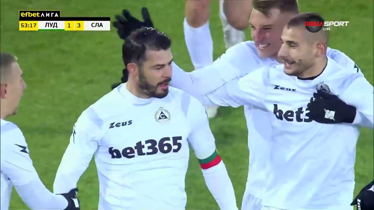 Ертан Томбак в действие с екипа на Славия