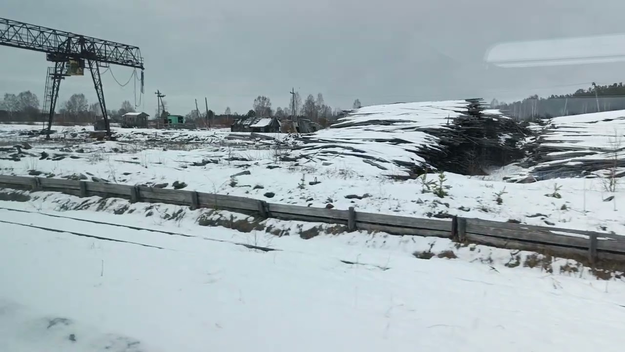 Вид из окна поезда Яр — Светлополянск, апрель 2025 года, станция Пещера