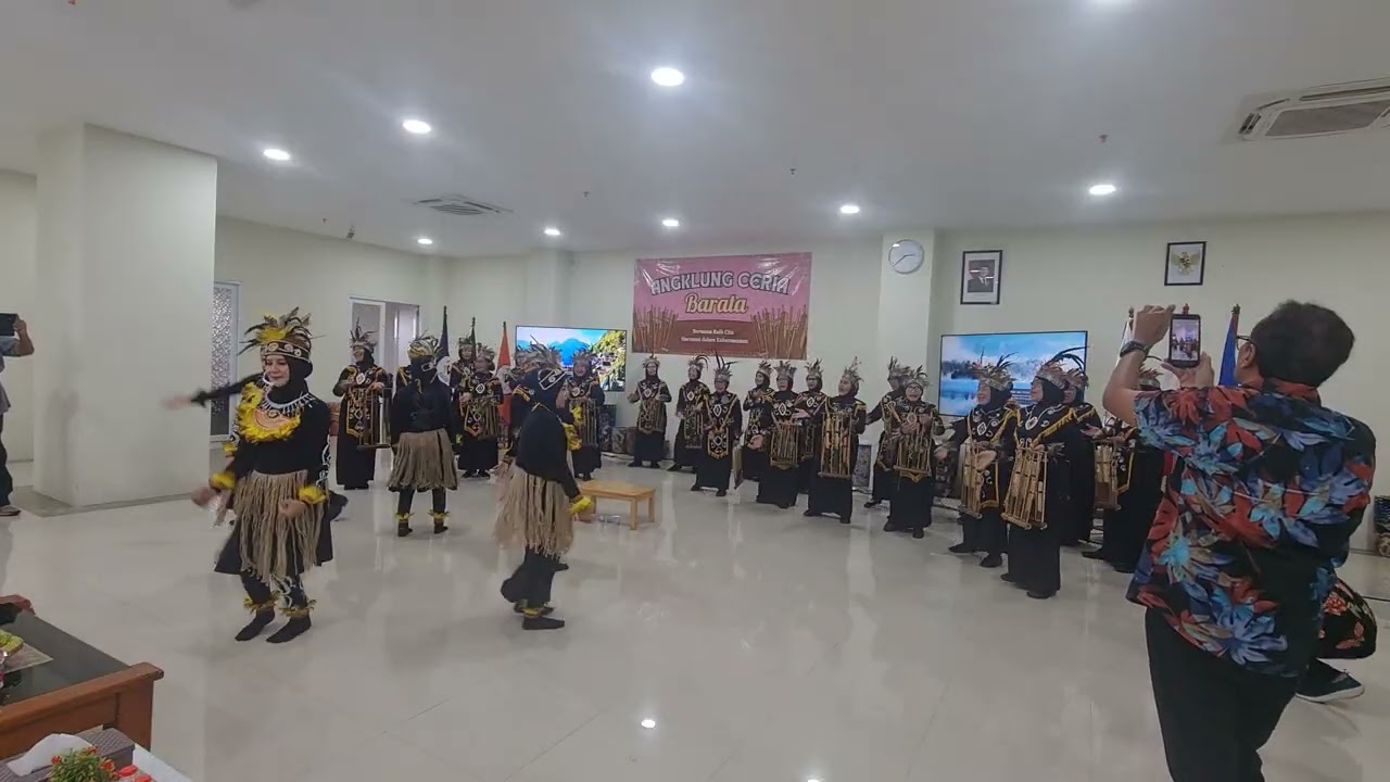 Penampilan angklung ceria barata ..
