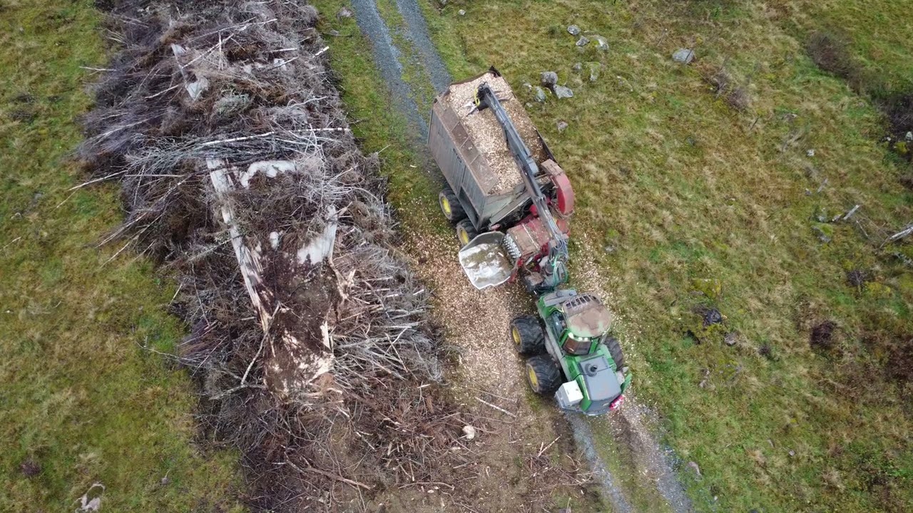 NR. 1  John-Deere Flisare kör i Fagerhult Den 12 November 2025.