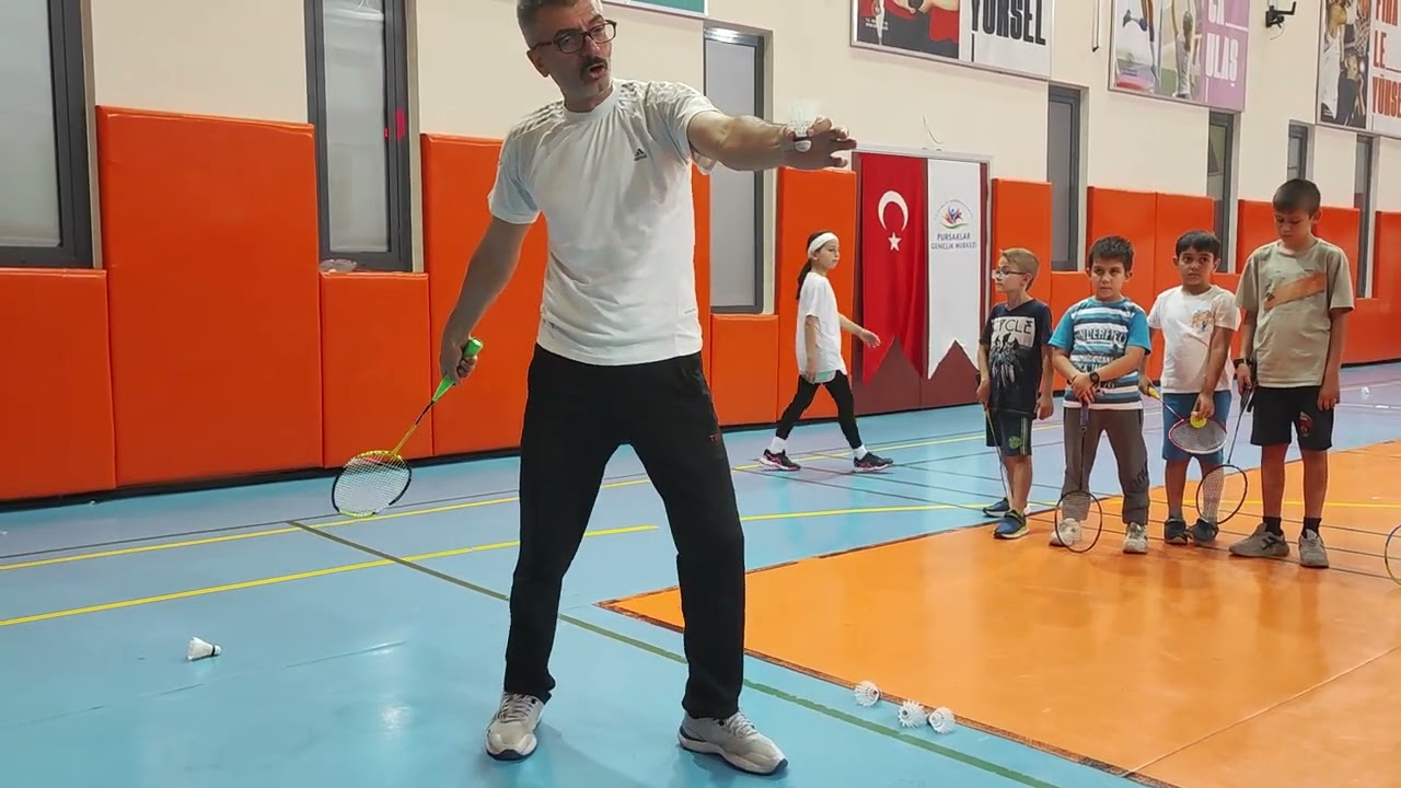 Badmintonda elönü forehand servis çalışma teknikleri (forehand) lütfen abone olmayı unutmayınız.
