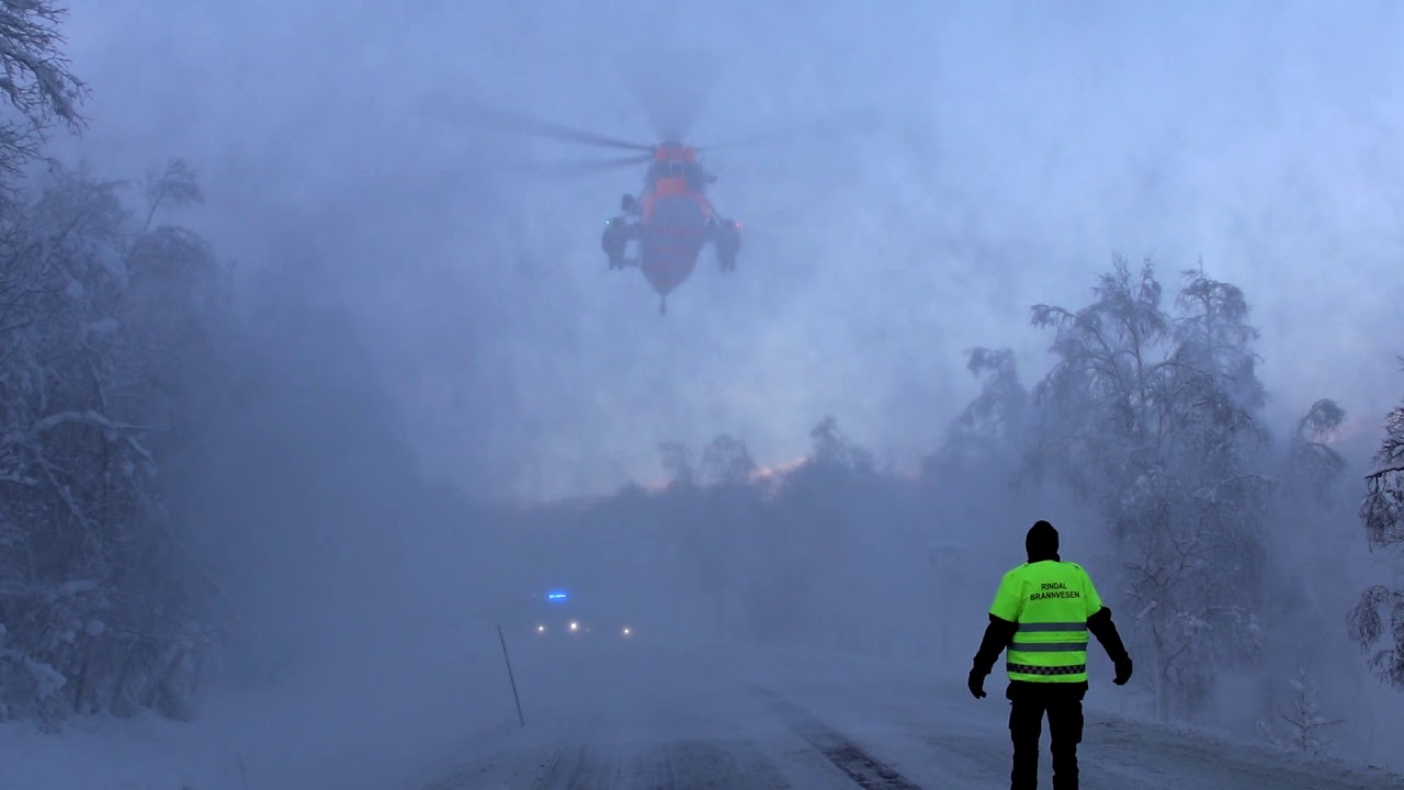 Sea King på ambulanse oppdrag på Rindalsskogen, presisjon landing mellom trærne på Fv 65