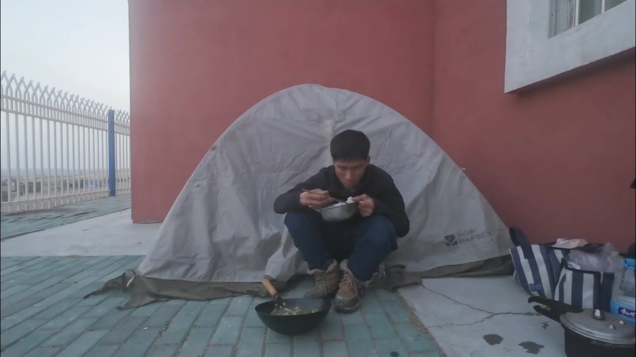 騎行新疆來到了沙漠，晚上在服務區露營這裡有水很方便，晚上燉牛肉吃